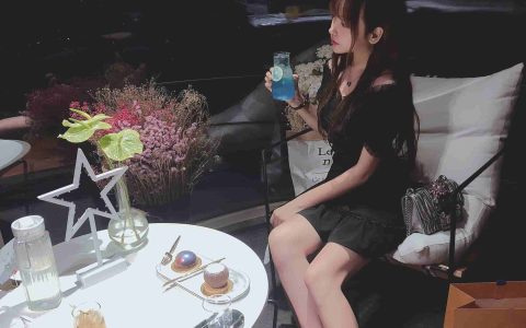 过期米线线喵六点半的月亮和白色吊带cos图片欣赏
