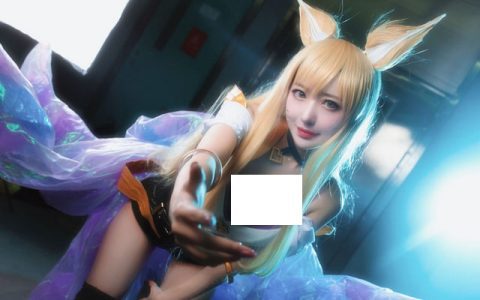 Shika小鹿鹿在《英雄联盟》里COS阿狸