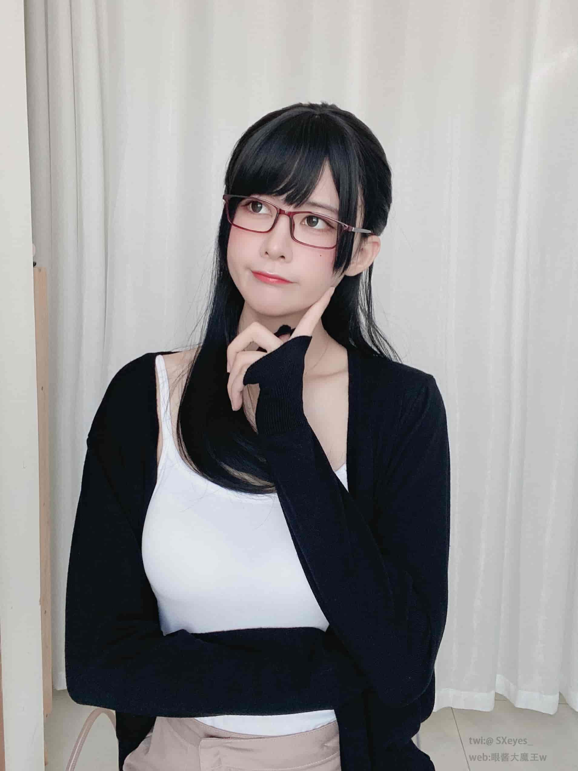 眼酱大魔王w-cos系列瑜伽服图片作品合集下载，眼酱大魔王w退圈了吗？