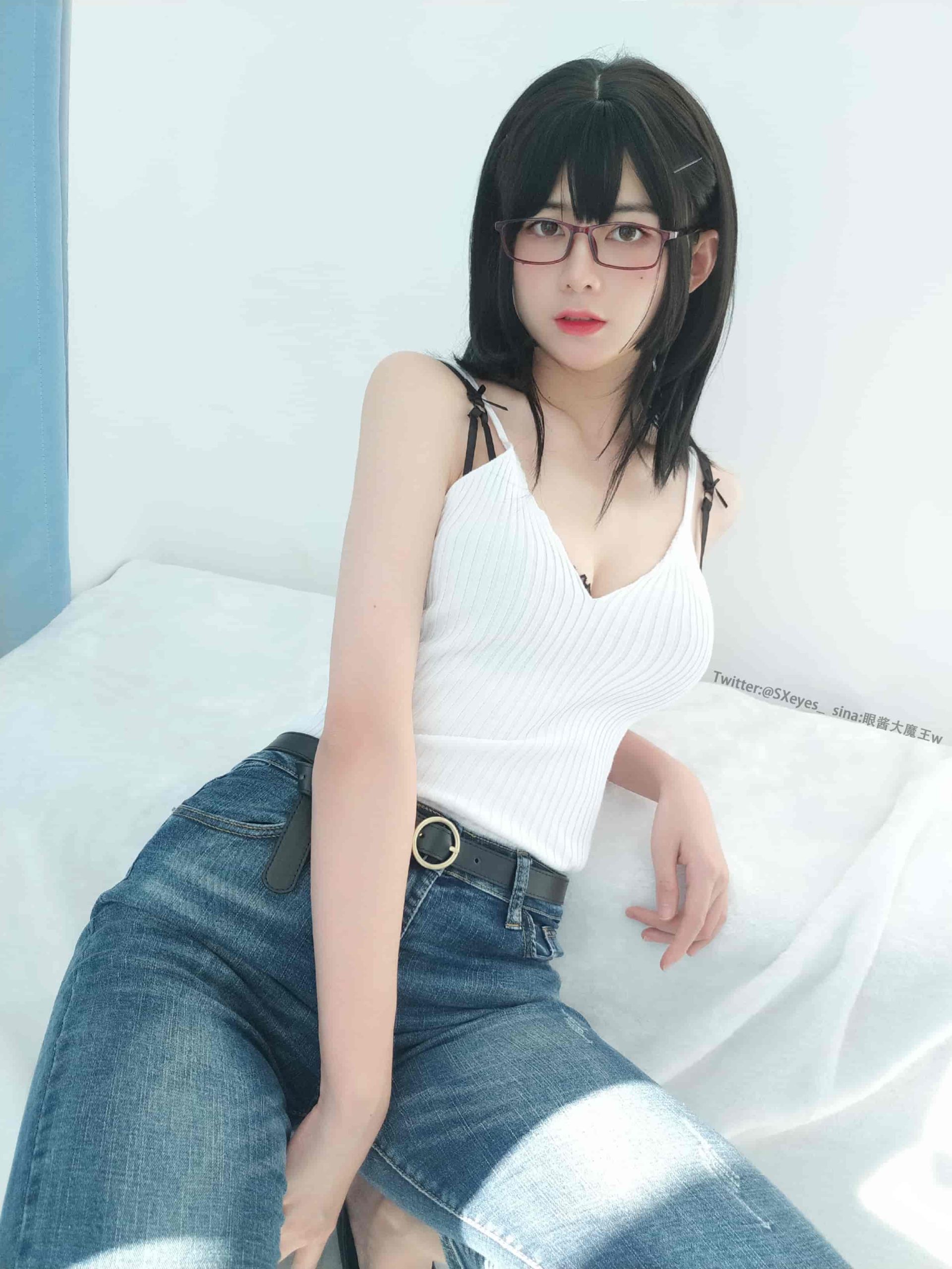 眼酱大魔王w-cos系列瑜伽服图片作品合集下载，眼酱大魔王w退圈了吗？