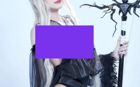 Azami在《明日方舟》中COS炫耀完美身材和白皙皮肤