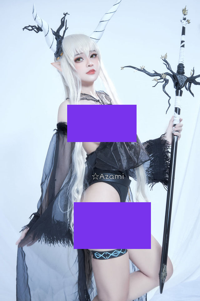 Azami在《明日方舟》中COS炫耀完美身材和白皙皮肤