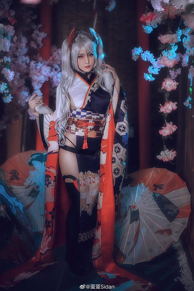 coser@蛋蛋Sidan在《碧蓝航线》变身性感迷人的欧根亲王