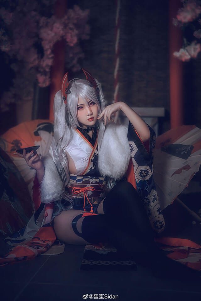 coser@蛋蛋Sidan在《碧蓝航线》变身性感迷人的欧根亲王
