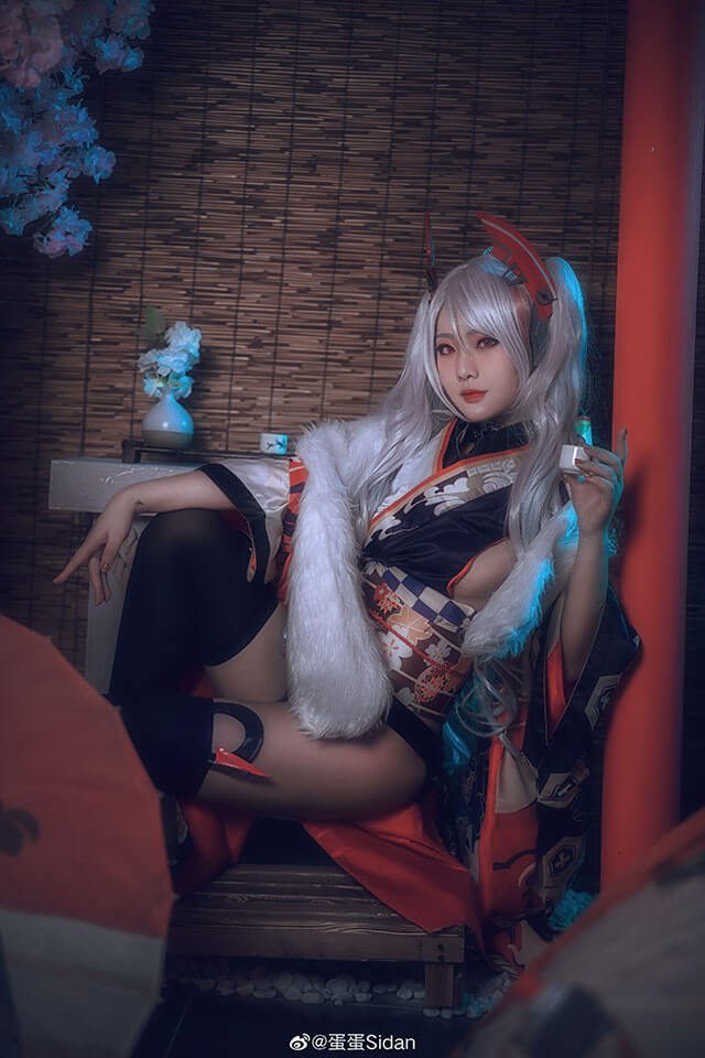 coser@蛋蛋Sidan在《碧蓝航线》变身性感迷人的欧根亲王