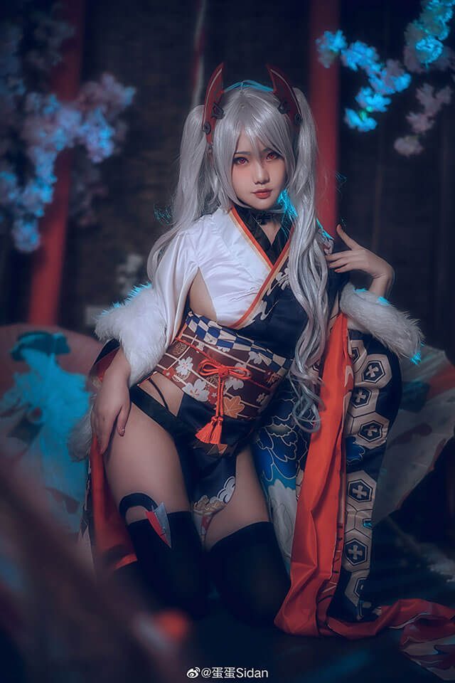 coser@蛋蛋Sidan在《碧蓝航线》变身性感迷人的欧根亲王