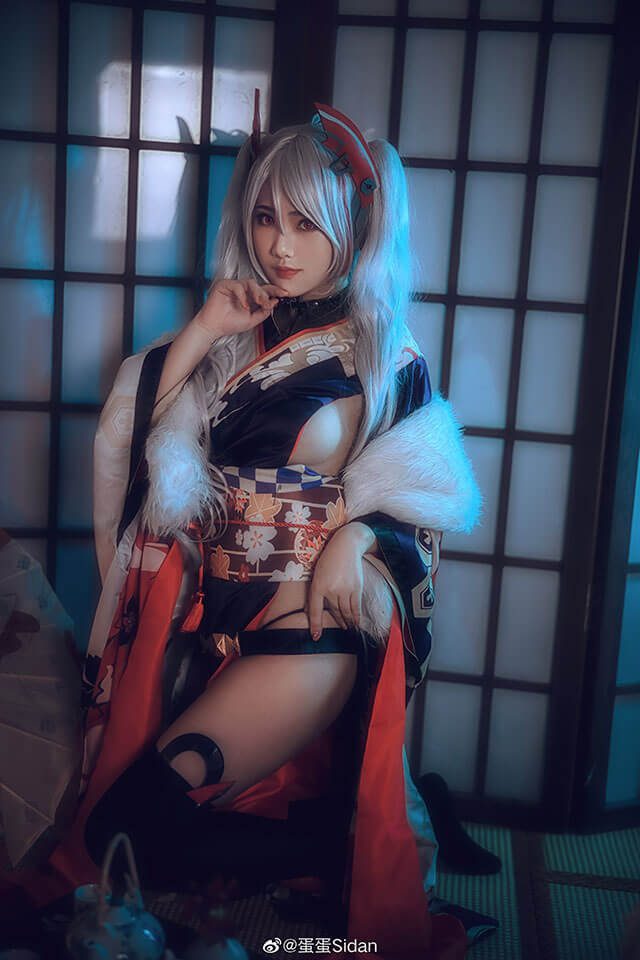 coser@蛋蛋Sidan在《碧蓝航线》变身性感迷人的欧根亲王