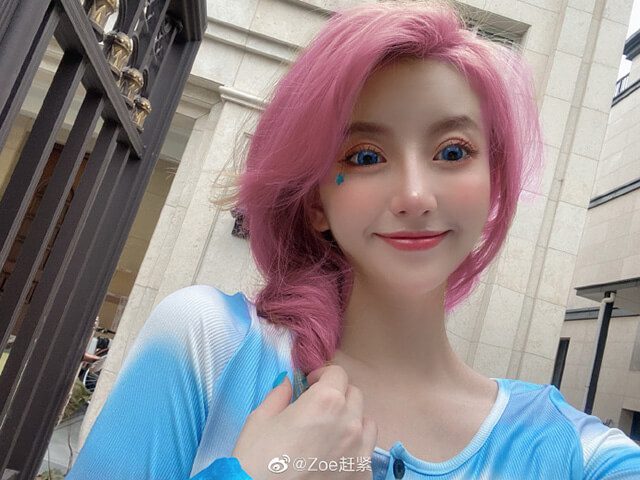 coser@Zoe赶紧在《英雄联盟》化身“星籁歌姬”萨勒芬妮