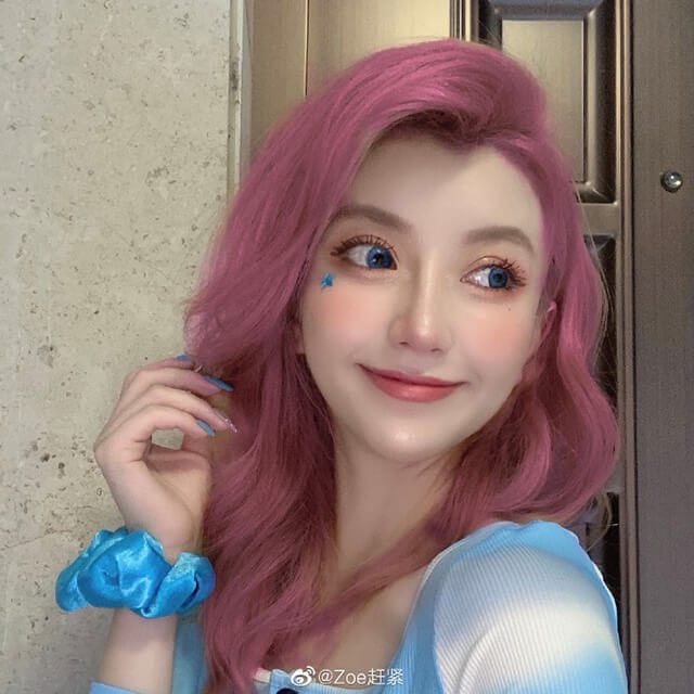 coser@Zoe赶紧在《英雄联盟》化身“星籁歌姬”萨勒芬妮