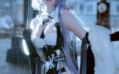 半半子cos《明日方舟》絮雨,旗袍展现性感完美的身姿