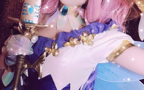 走路摇ZLY在《英雄联盟》cos“星籁歌姬”萨勒芬妮