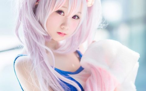 咿淼在《碧蓝航线》COSPLAY化身性感的“萝莉天使”拉菲