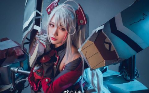 天夫人在《碧蓝航线》中COSPLAY化身炫丽性感的欧根亲王