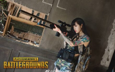 文珺Ronnie在《绝地求生》中COS变身性感火辣的“神枪手”