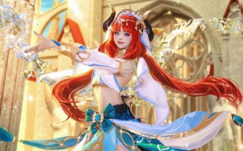 小柔SeeU在《原神Impact》中COSPLAY化身“莲光落舞筵”妮露