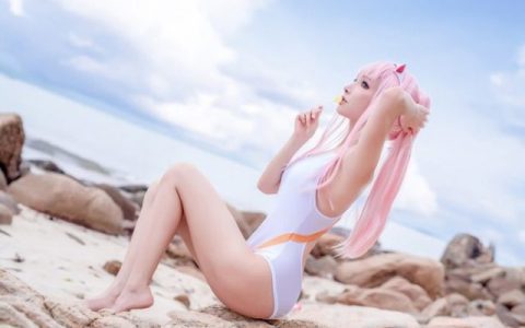 小洮在《DARLING in the FRANXX》中COS化身“神秘少女”零二