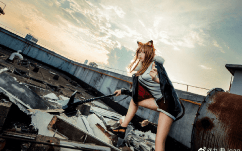 九曲Jean在《明日方舟》cosplay化身狐狸版的“推进之王”维娜
