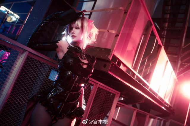 宮本桜cos《明日方舟》W，展现狙击魅影的酷帅迷人