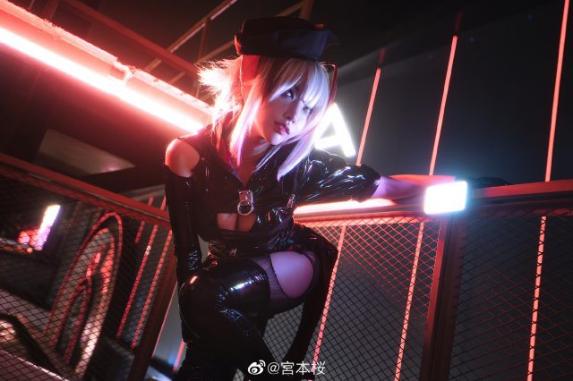 宮本桜cos《明日方舟》W，展现狙击魅影的酷帅迷人