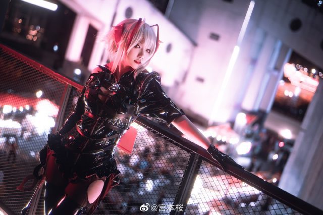 宮本桜cos《明日方舟》W，展现狙击魅影的酷帅迷人