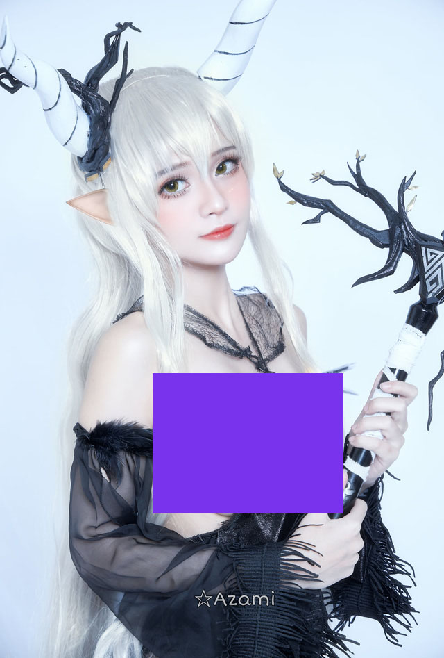 Azami在《明日方舟》中COS炫耀完美身材和白皙皮肤