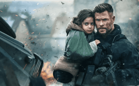 Netflix《惊天营救2》维持第一集的爽片风格，且越来越无视物理法则的系列新作