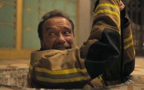 Netflix美剧《面目全非/FUBAR》剧情评价介绍，阿诺首部主演影集