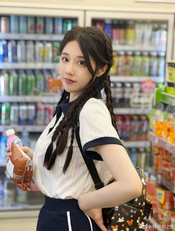 主播轩子巨二兔个人资料曝光，懂得抓住看点的妹子-1