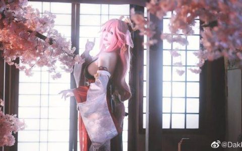 知名coser Dakki伊精彩演绎《原神》角色八重神子,美丽性感引发粉丝热议!