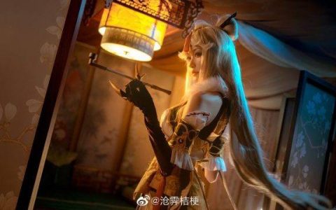 Genshin Impact中的角色cosplay作品,沧霁桔梗以凝光角色华丽呈现