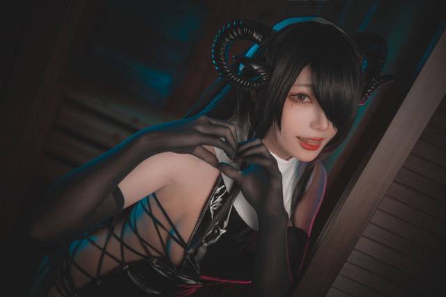 起司块wiiCoser化身修女版魅魔，性感魅力让人为之倾倒！-1