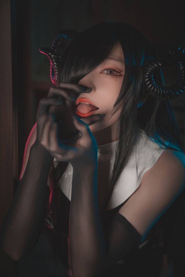 起司块wiiCoser化身修女版魅魔，性感魅力让人为之倾倒！-1