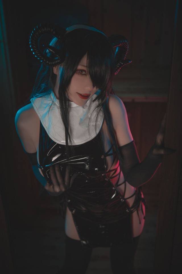 起司块wiiCoser化身修女版魅魔，性感魅力让人为之倾倒！-1