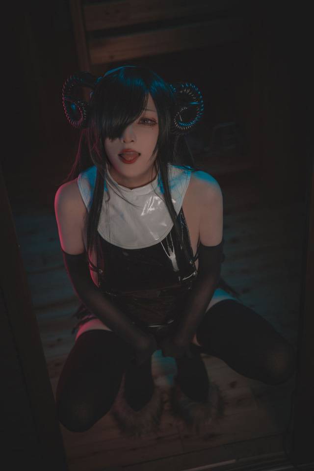起司块wiiCoser化身修女版魅魔，性感魅力让人为之倾倒！-1
