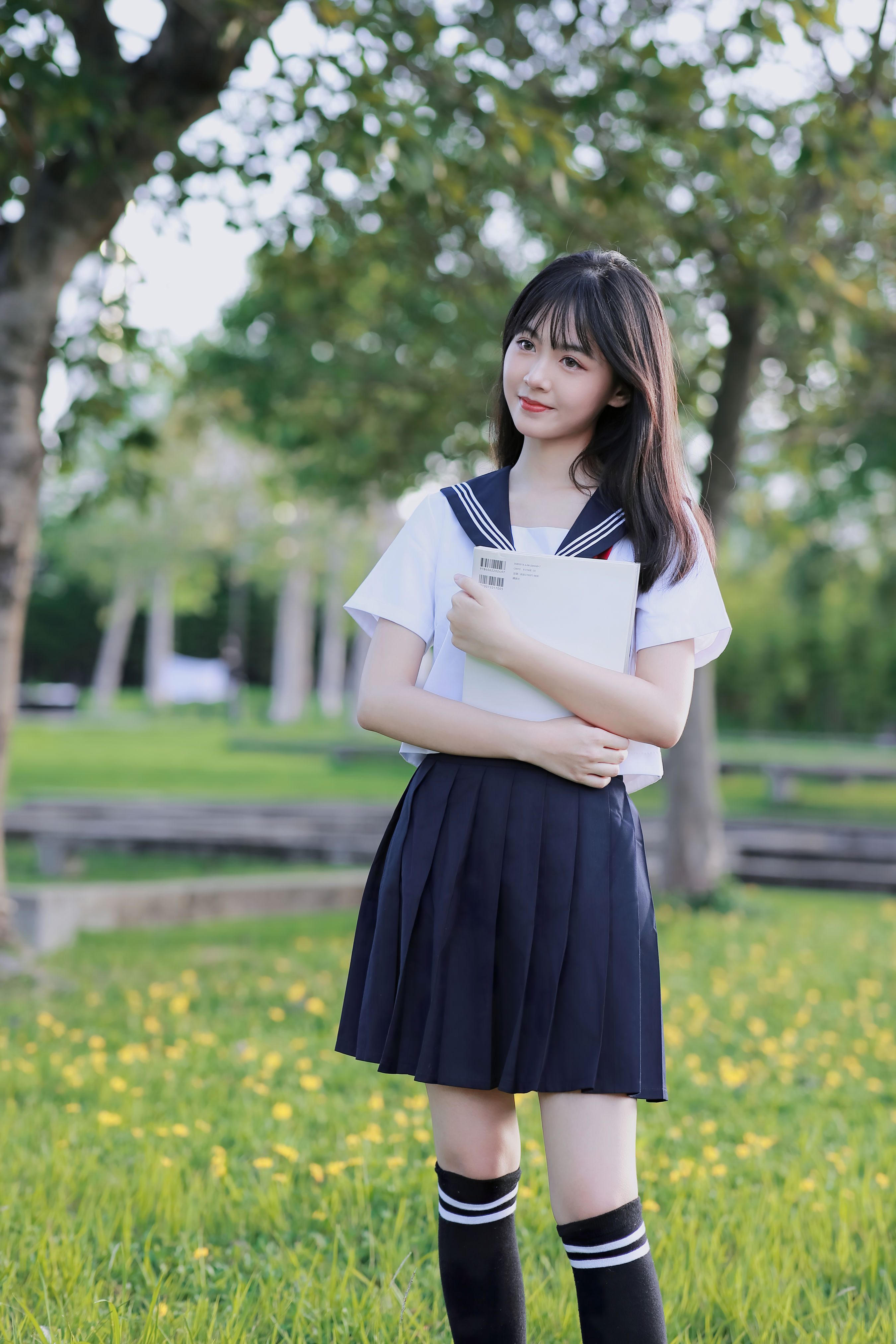 竹林背景中美丽的亚洲日本高中女生制服画像 库存照片. 图片 包括有 森林, 室外, 绿色, 背包, 表面 - 173806924