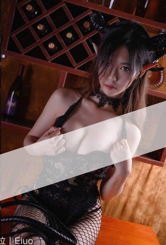 密室中的诱惑：coser Eiuo_扒拉变身性感的“兔女郎版”魅魔-1