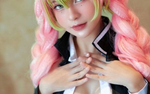 美丽女coser Azami演绎甘露寺蜜璃,《鬼灭之刃》角色cosplay系列照片火爆分享