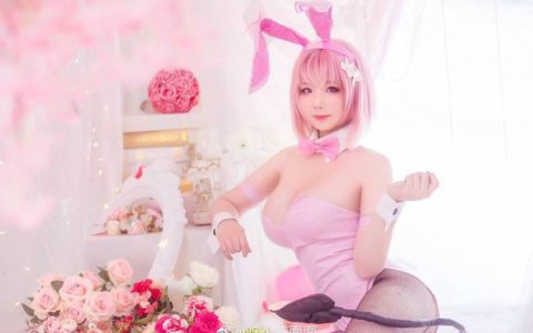 性感迷人的《出包王女》coser吃个凉面面化身的粉红色兔女郎梦梦·贝莉雅cos作品
