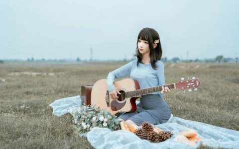 河南人气coser蠢沫沫带来性感迷人的吉他妹妹cosplay