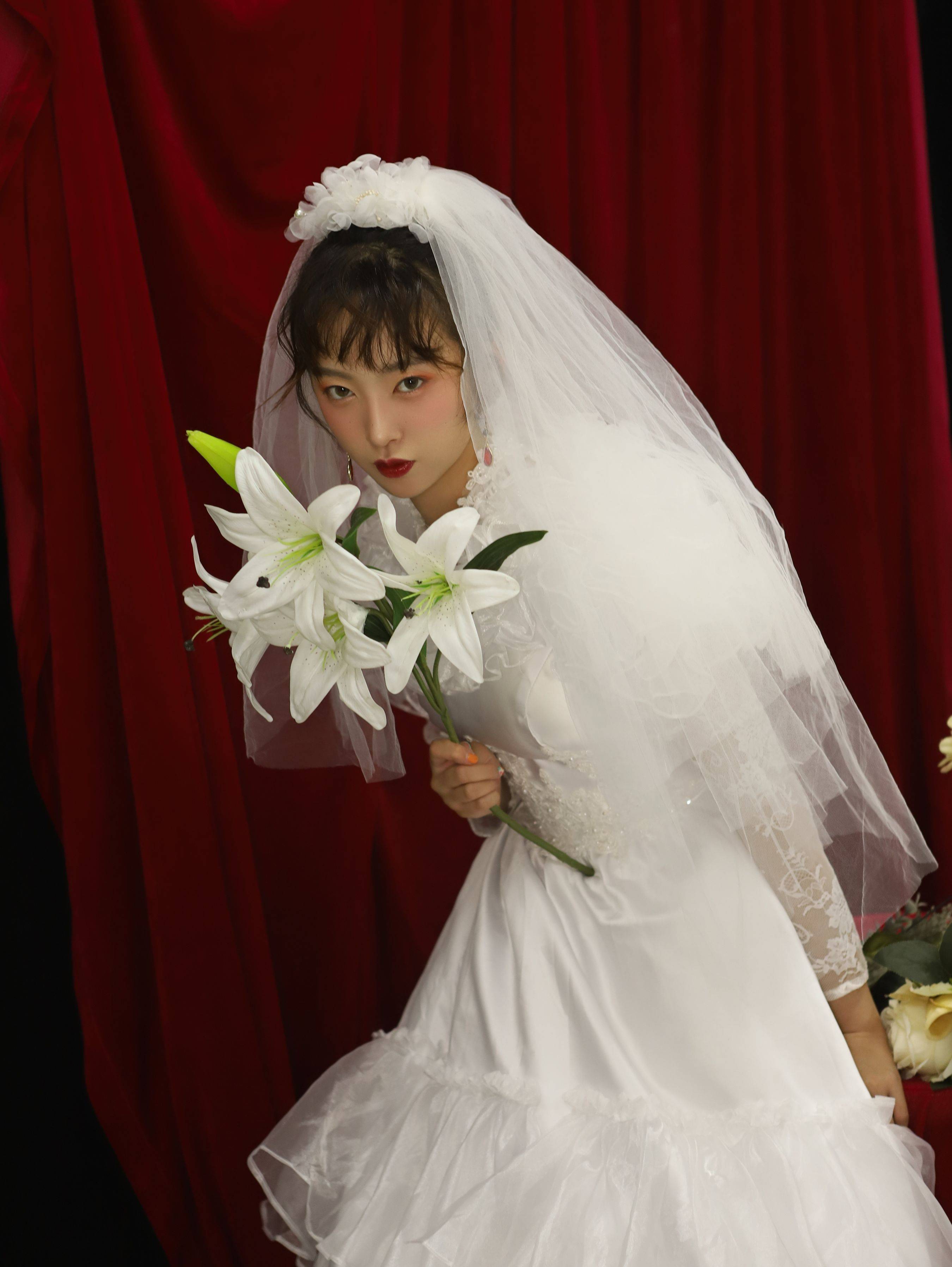 穿婚纱的女孩 婚纱 新娘 花&YiTuYu艺图语-5