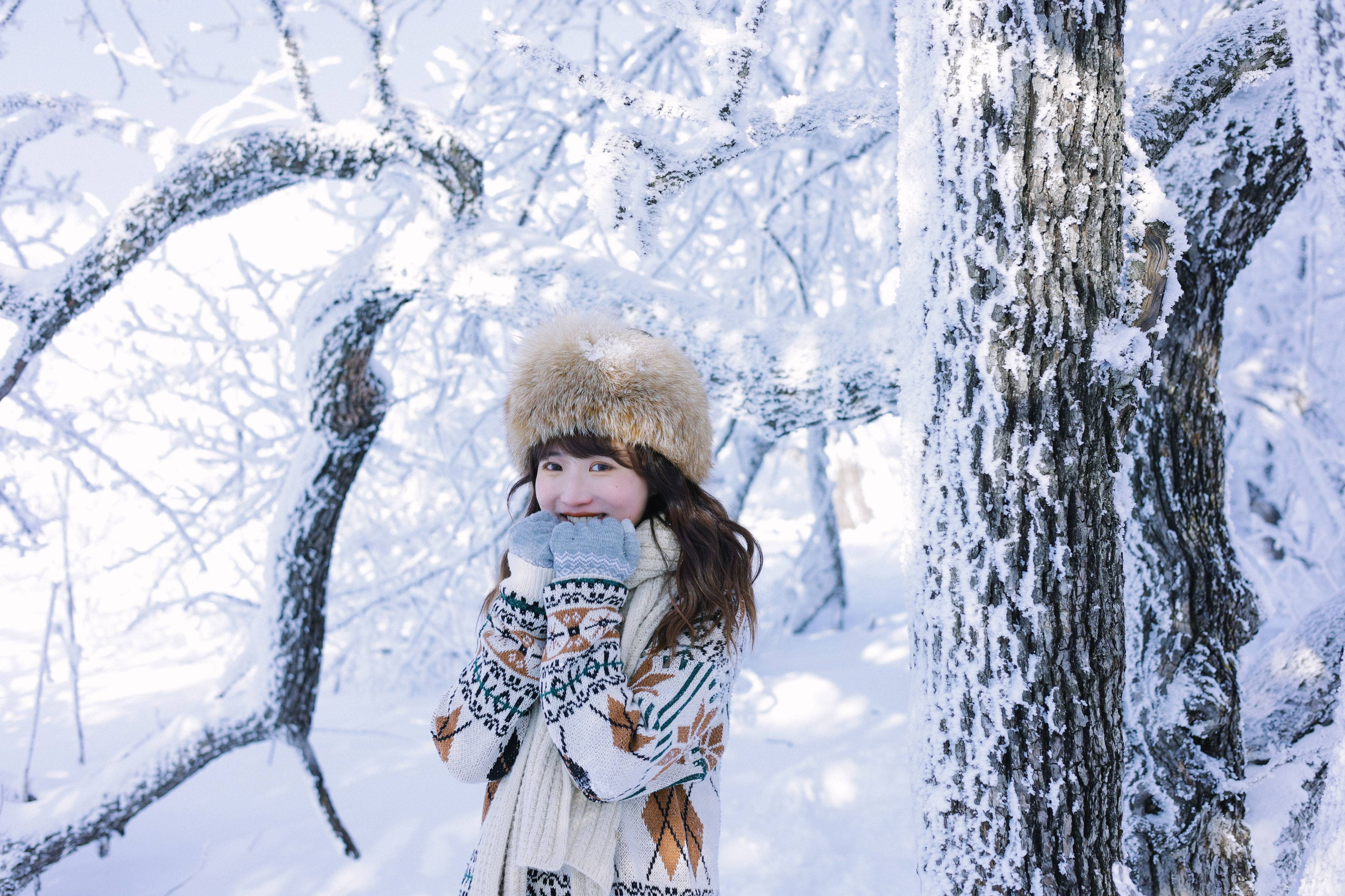 日系清纯美女甜美雪景写真图片大全_配图网