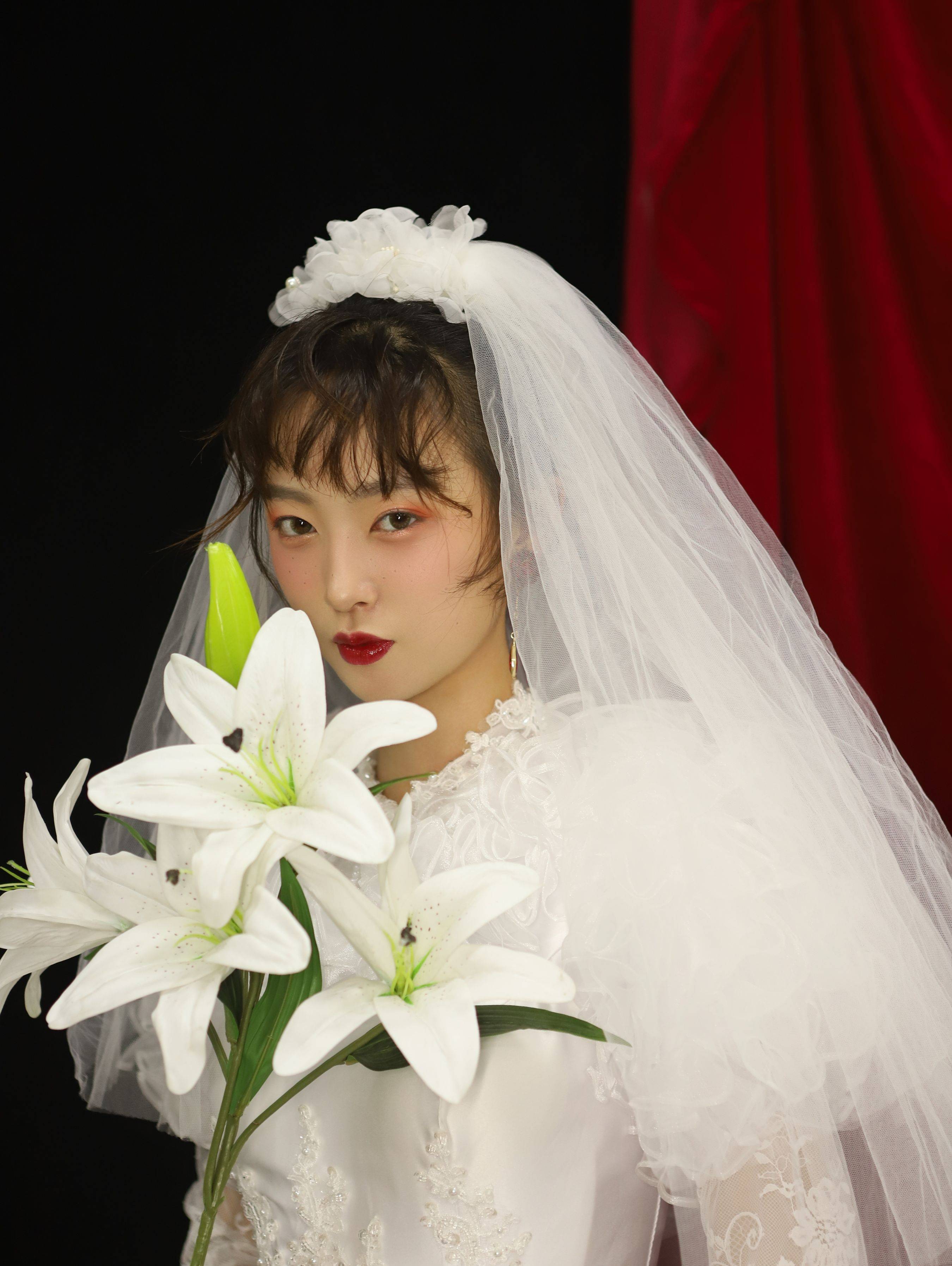 穿婚纱的女孩 婚纱 新娘 花&YiTuYu艺图语-4