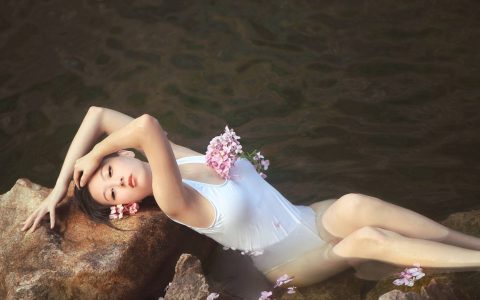 水中的绣球花 优美 摄影模特 人像 花 小溪流水 艺术&YiTuYu艺图语