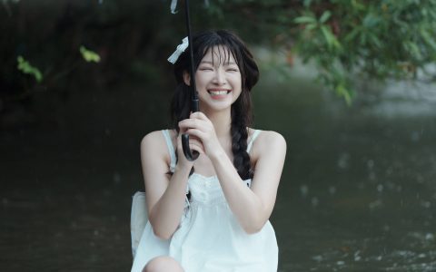 又甜又欲,很难不爱。山涧溪水,清凉一夏 下雨天 小溪流水 山林 少女 精美&YiTuYu艺图语