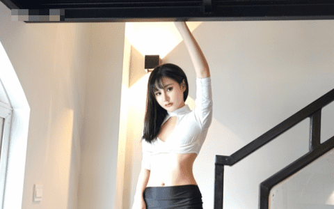 嗲囡囡女神Celina青妍作品资源，纯白T恤黑色短裙装扮精英白领风