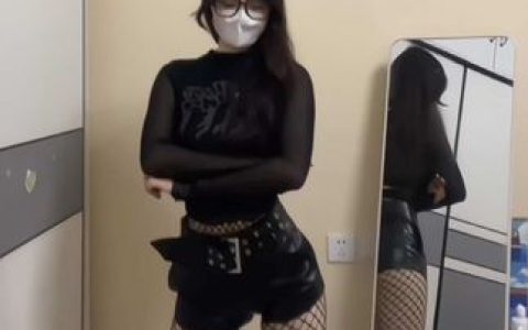 emo的木青微密圈/觅圈作品资源,在湖畔拍摄清新自然的服装造型
