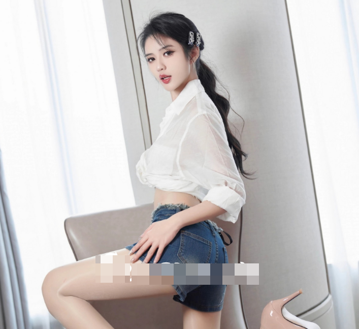 浅浅Danny白T恤牛仔短裙性感写真作品，展现她的诱人魅力