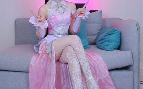 飞天小喵警微密圈作品资源美照，精致妆容与苗条身材尽显魅力