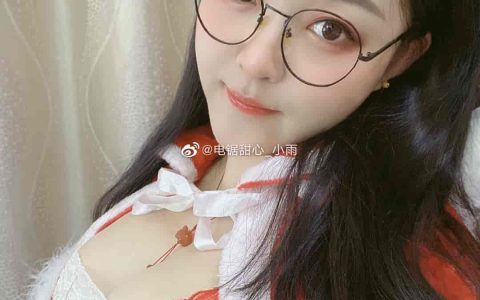 电锯甜心小雨DOTA2美女主播作品照片，胸围成为斗鱼第一球姐的敲门砖