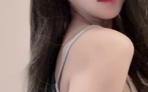 抖音网红白璃怕疼图片作品，娇小身材中展现丰满魅力